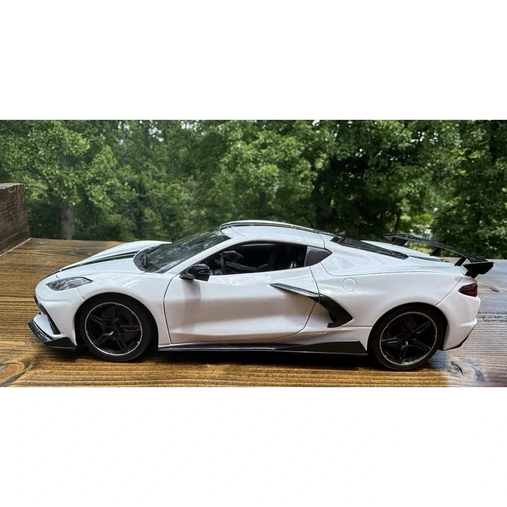 2020 Chevrolet Corvette Stingray C8 White Black Stripe 1:18 Maisto Diecast